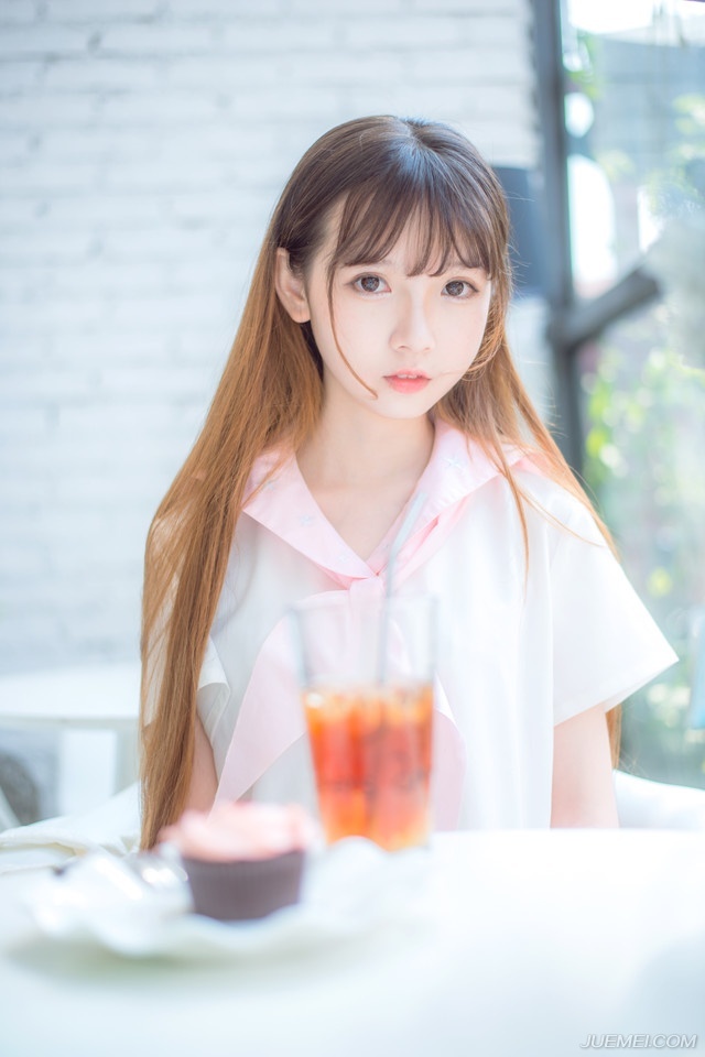 就这么望著吧，直到把浮世望成眼睫上的尘埃。如果，子夜想醉，有什么比叹息更畅怀的?子夜想歌，有什么比忘川之水更能断愁?——三毛